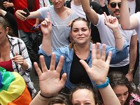 Une foule joyeuse au son de la techno.  20160611 GayPride Nantes 1745 OkW PhotoMorelP