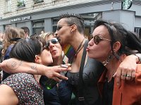 Bigs bsous...  20160611 GayPride Nantes 1793 OkW PhotoMorelP