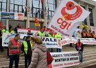 Photo 7751  Les diverses prises de paroles se sont faites devant un Hôtel de Ville, à majorité socialiste, aux portes closes !