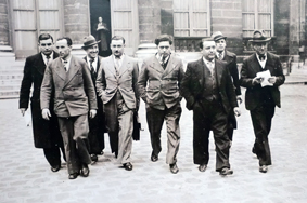 Ambroise Croizat et Jean-Pierre Timbaud à la sortie du ministère du travail en 1936.