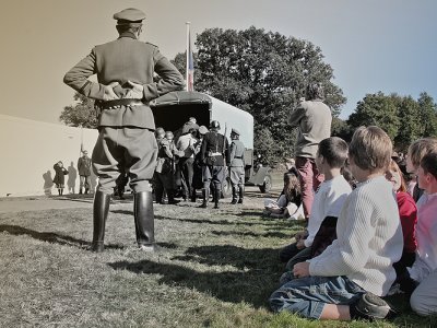 20071021_CommemorationsChateaubriant_IMG_3188 <p>Évocation artistique lors de l'anniversaire des fusillades de Châteaubriant 2007 - Guy Môquet est emmené pour la fusillade.</p>