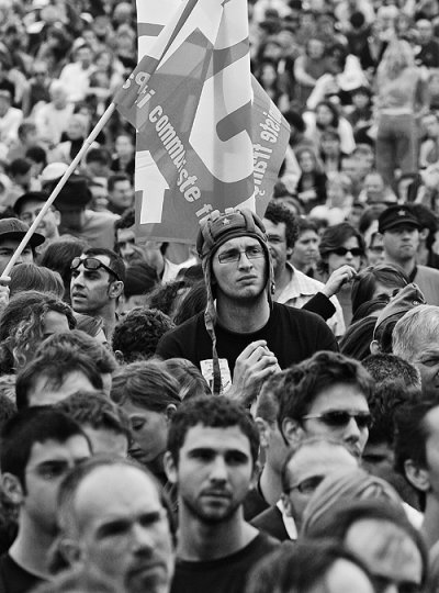 20060917_FeteHuma_Divers_IMG_5413 <p>Seul au milieu de la foule !<br class='manualbr' />Fête de l'Huma 2006.</p>