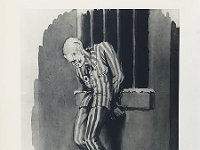 Évadé enchainé près de la porte d'entrée du camp de Buchenwald. © AMRC - Collection particulière (Bruno de La Pintière).